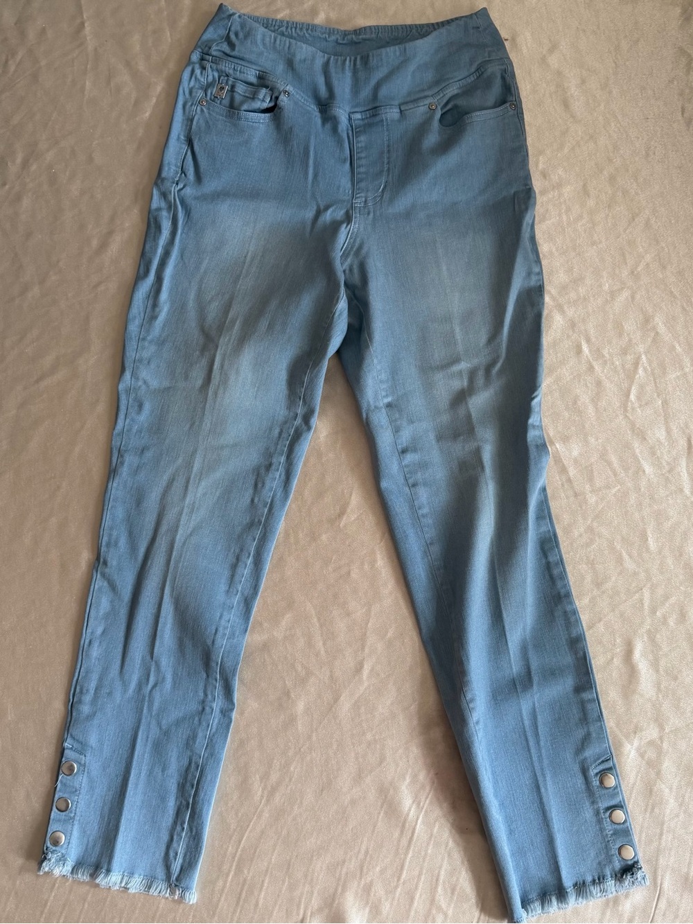 semi-fitted straight-leg pull-on jean featuring a soft blend of cotton Size 4